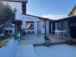 Terrasse devant la chambre d'hôtes; Aux couleurs de Nath